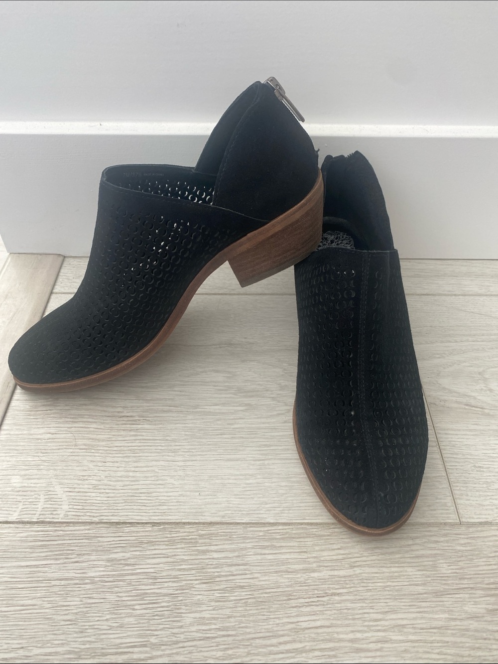 EUC Vince Camuto Black Perforated Suede Mule Booties with Wood-Tone Heel size 7